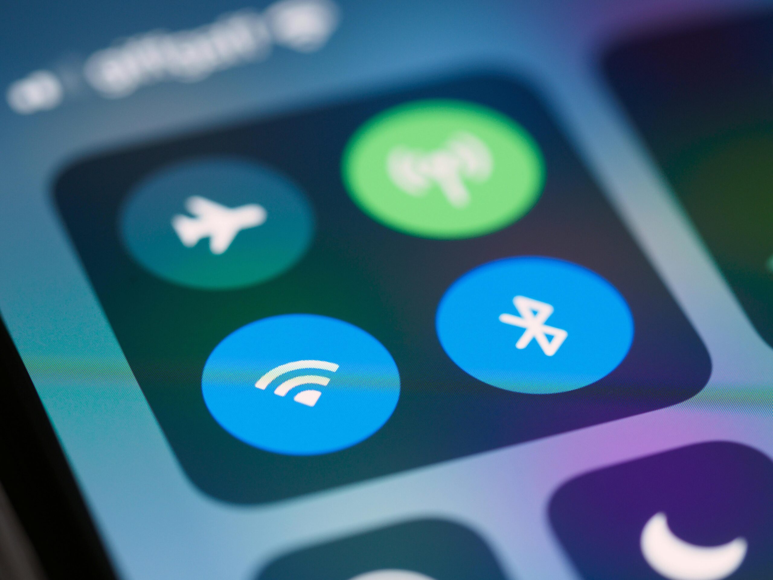 Infographic showing how Bluetooth enhances smart furniture features
