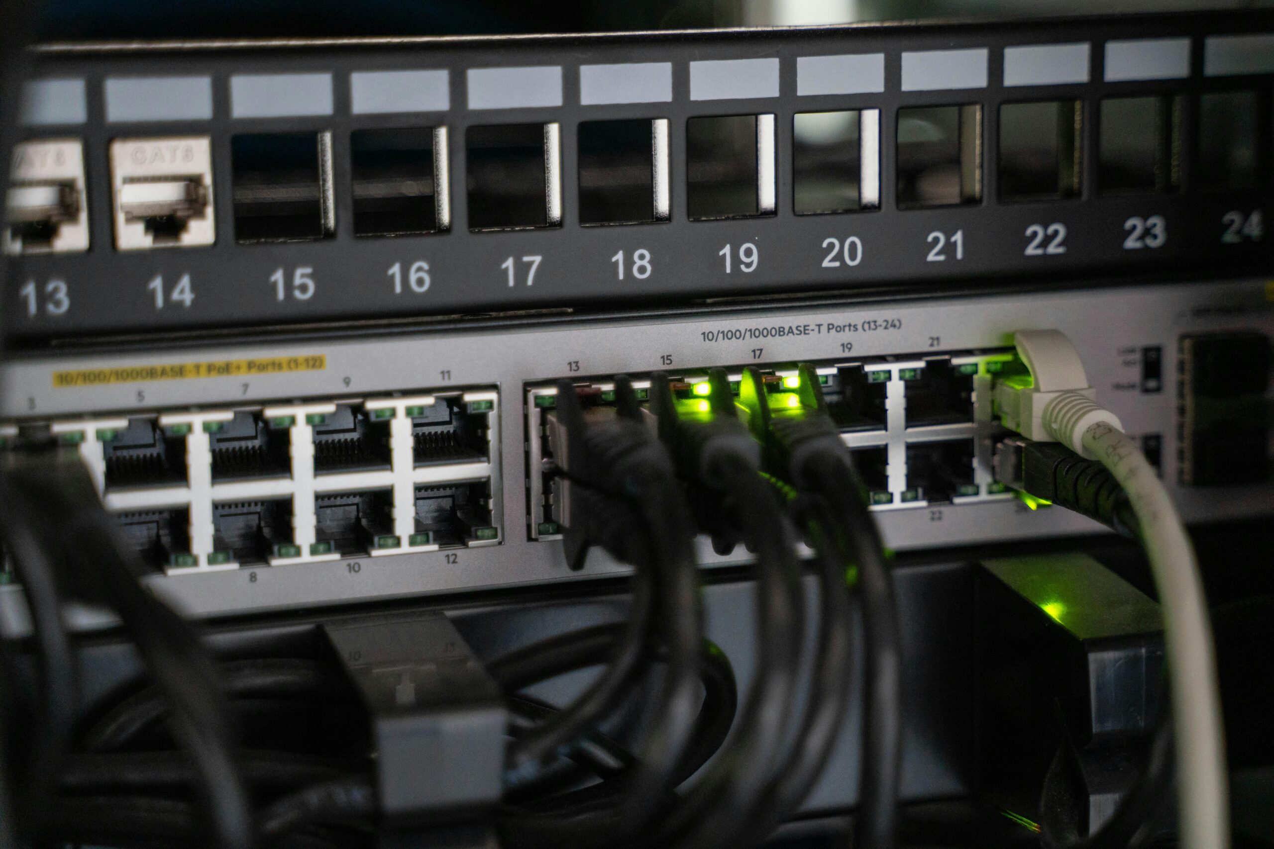 Bar chart comparing average signal strengths across different types of networking setups including mesh systems