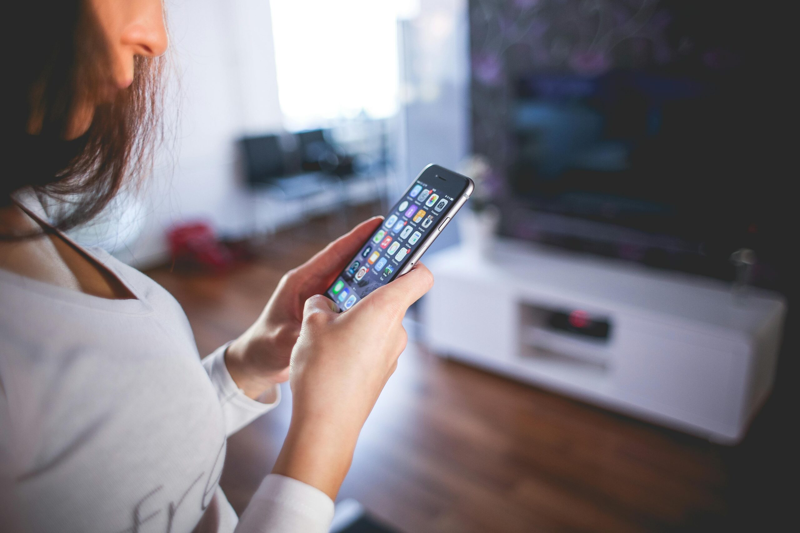 Infographic offering best practices for multi-device synchronization in smart homes