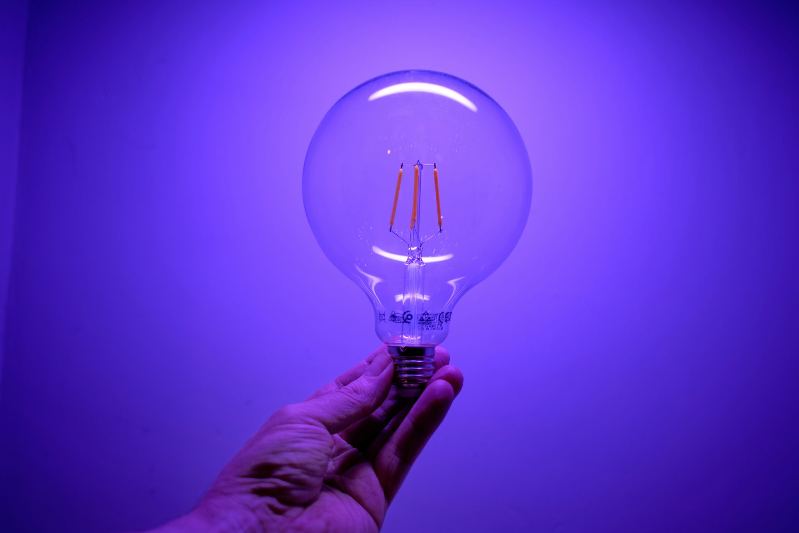 Infographic showing growth stats of smart lighting adoption