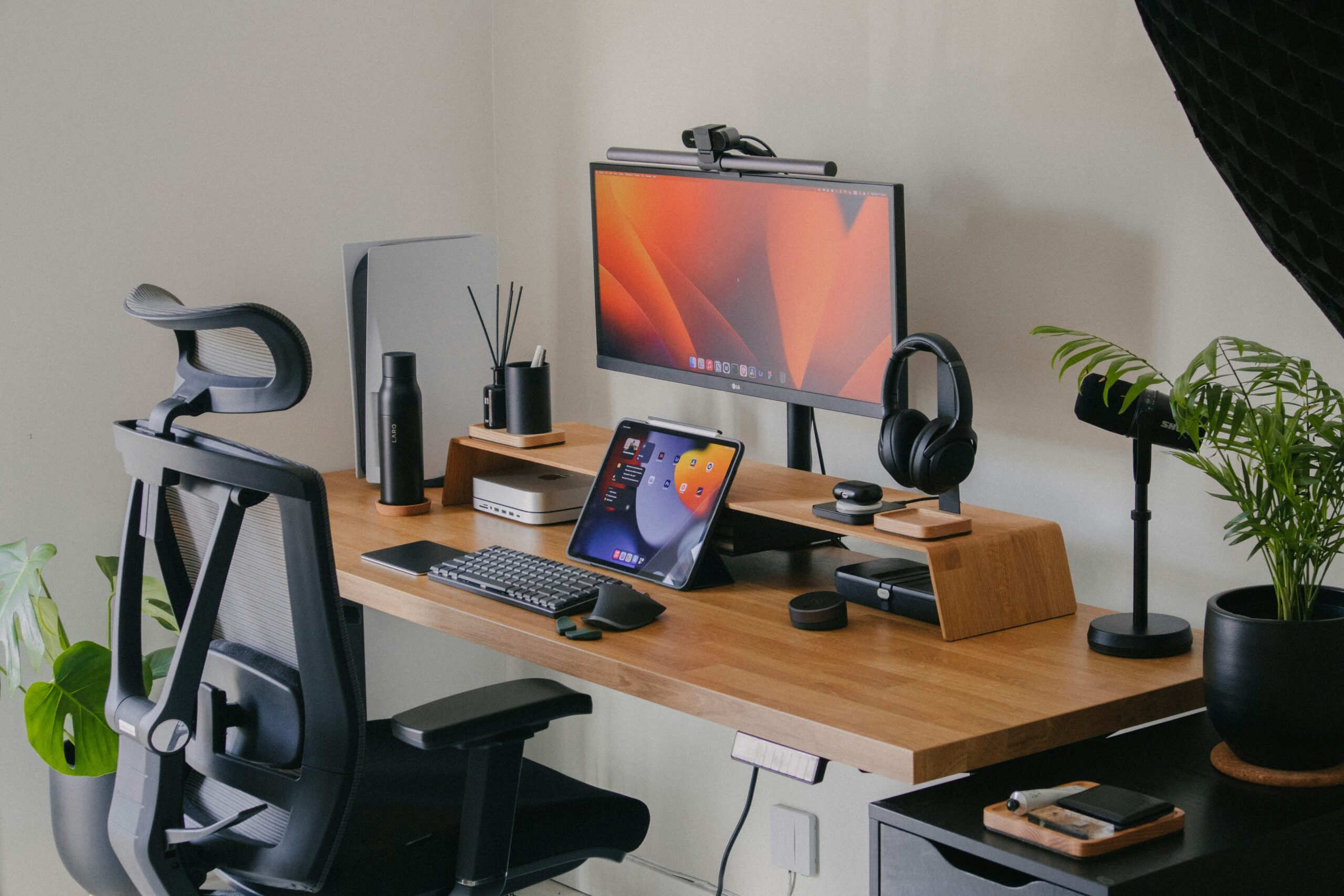 A step-by-step flowchart explaining how to set up a smart desk including choosing components and connecting devices