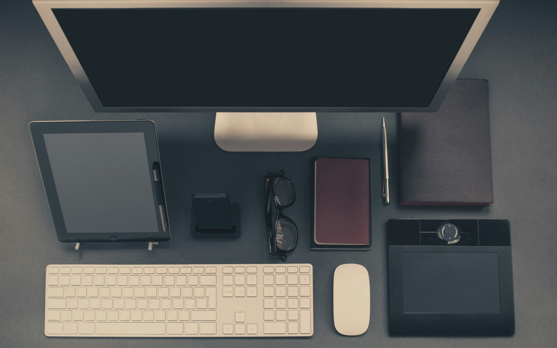 An infographic showing benefits of smart desk connectivity such as reduced cable clutter and improved productivity