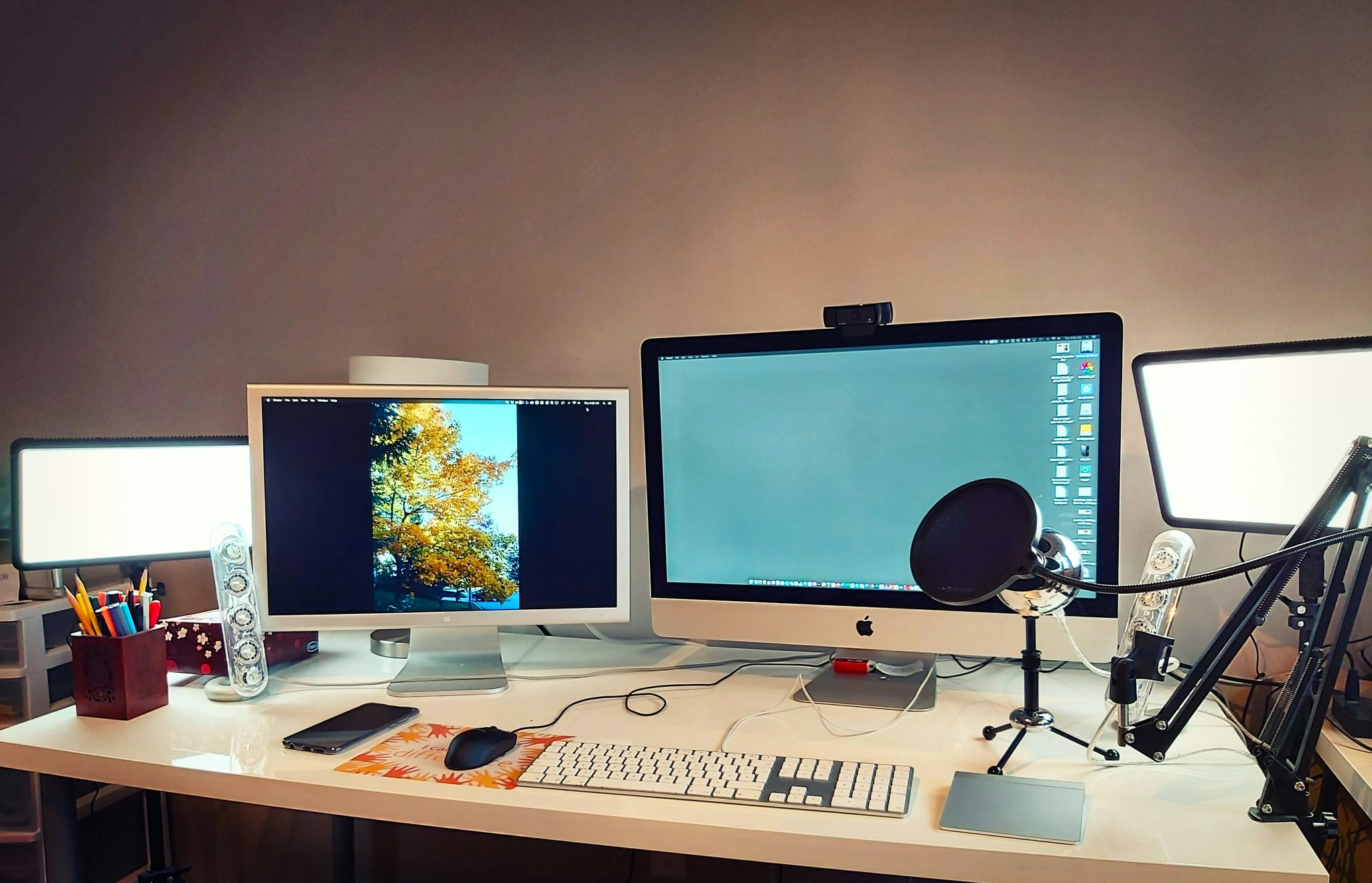 Animated GIF demonstrating automatic height adjustment on a smart desk controlled by an app interface.