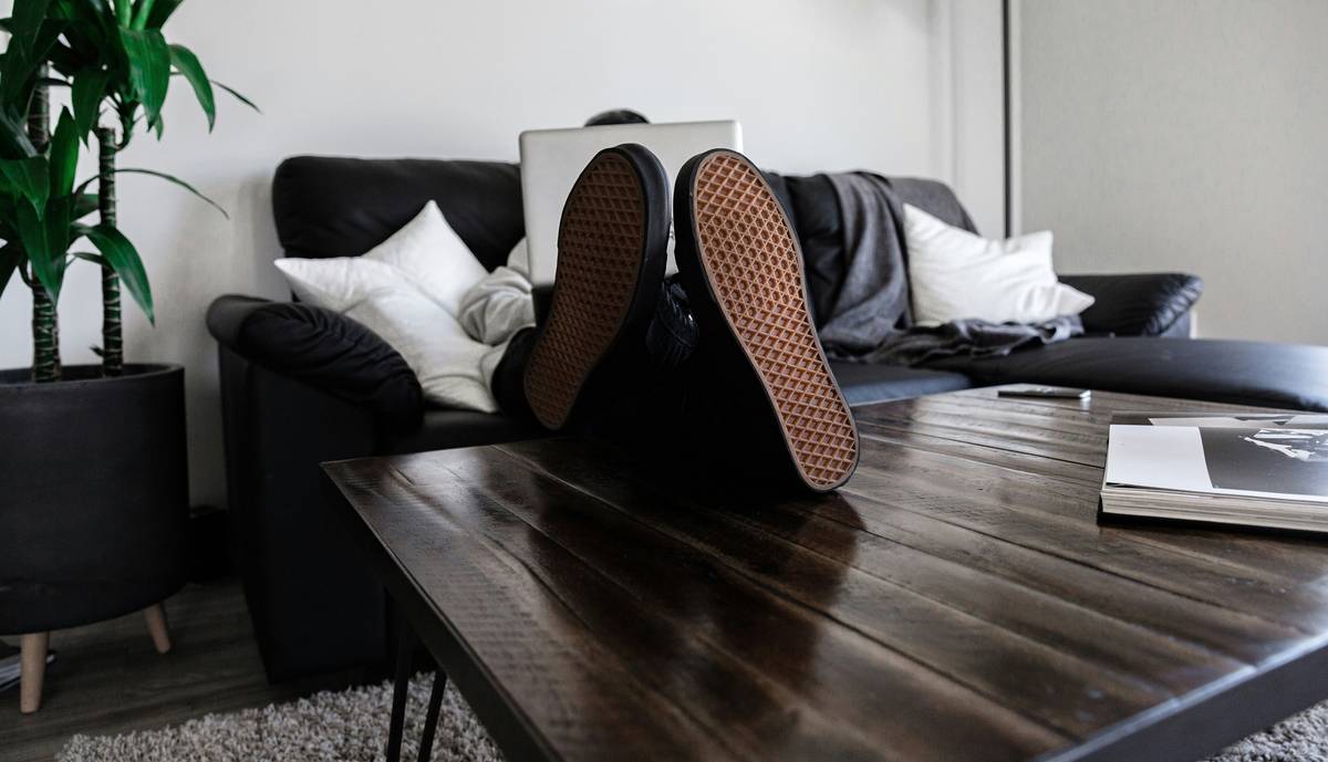A visual comparison table highlighting dos and don'ts of using smart furniture.