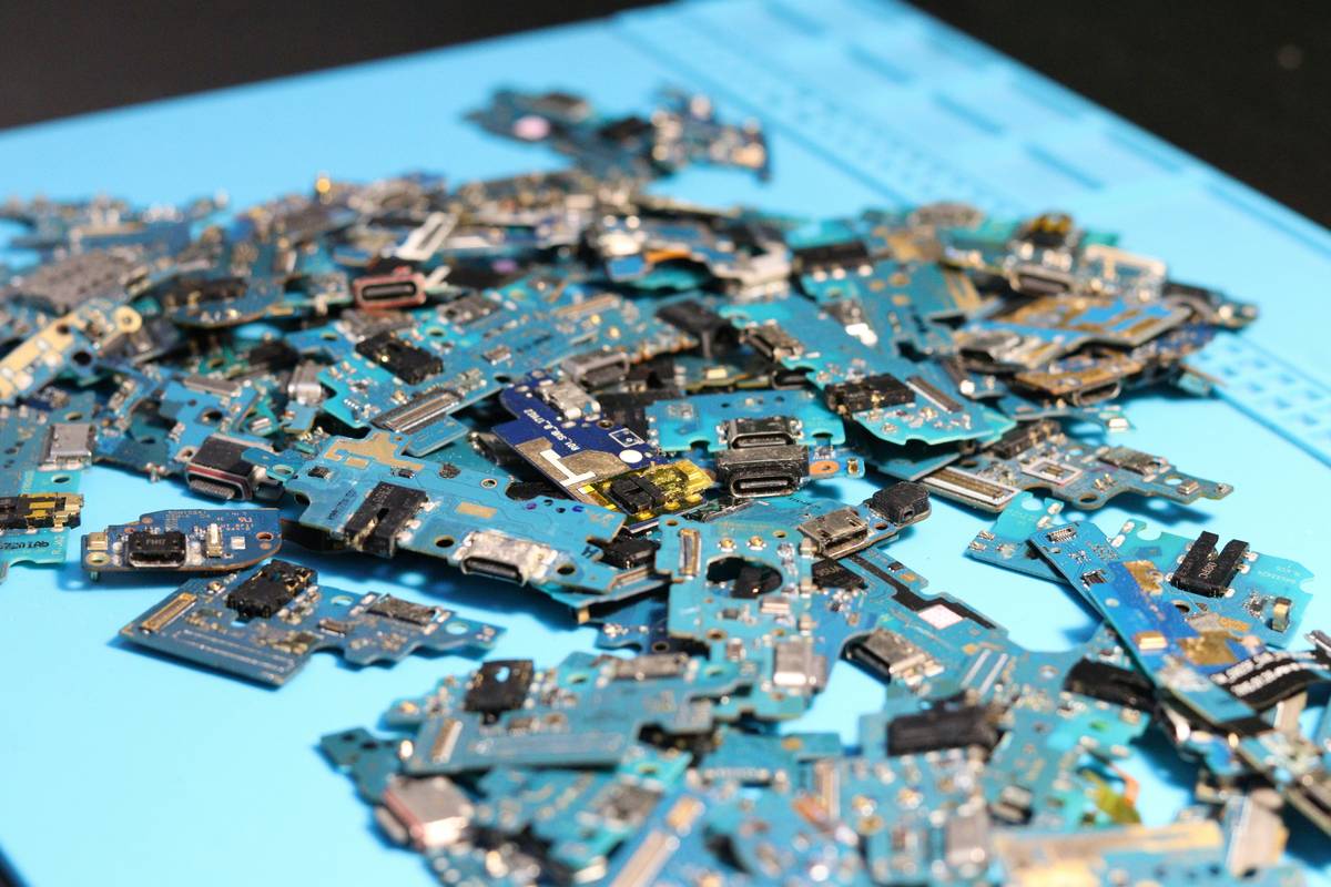 DIY Smart Furniture Trends: How Tech-Savvy Creatives Are Revolutionizing Home Decor