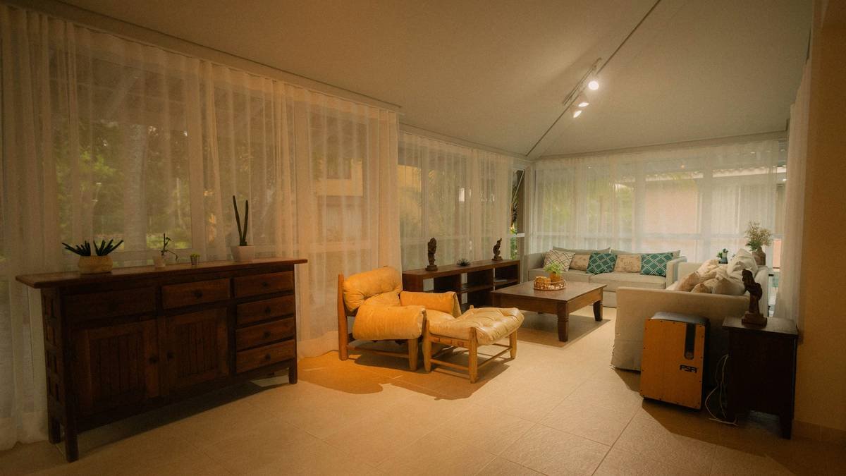 Infographic showing global smart furniture market growth statistics, including predictions up to 2027